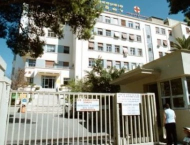 Παλεύουν για τη ζωή τους τα δίδυμα αδελφάκια από την Καλλιθέα μετά τη φωτιά που ξέσπασε στο διαμέρισμά τους
